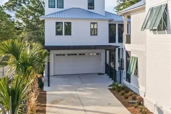 Driveway and entrance to Anchor Down by the Dunes (guest house)