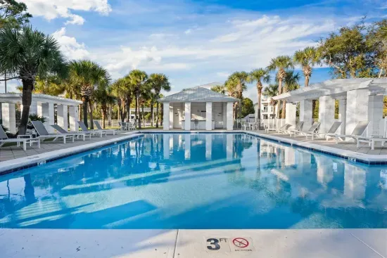 Just a short stroll away, the Osprey Pool provides a larger, resort-style setting with plentiful chaise lounges, shaded cabanas, and on-site restrooms and changing areas—an effortless way to enjoy a different poolside experience.
