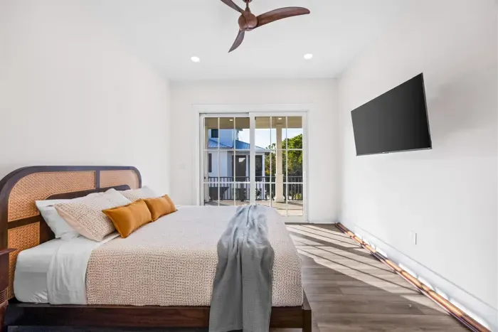 Guest bedroom (Main House)