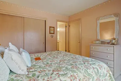 Queen Bedroom (Downstairs)