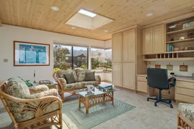 Upstairs office/sitting area