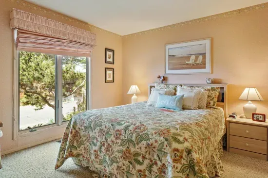 Queen Bedroom (Downstairs)