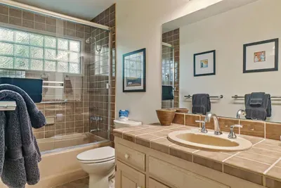 Queen Bathroom
