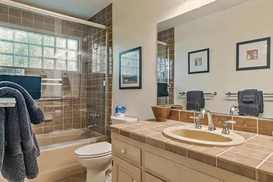 Queen Bathroom