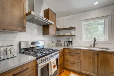 5 burner gas stove and oven - 2 grocery stores in Big Sky!