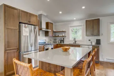 Take advantage of our massive island - a quick lunch break before you hike Ousel Falls or pack your lunch to take out on the slopes with you!