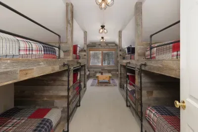 8-person bunk room