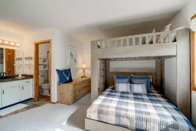 Queen bed below, full-size bed on top, with your own ensuite full bathroom!