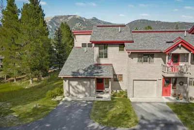 Charming mountain townhouse with garage and scenic alpine views