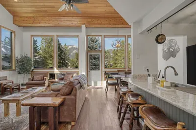 Sunlit mountain-view great room with rustic charm and breakfast bar