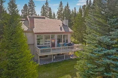 Private forest retreat with sunny deck, grill, and serene mountain views