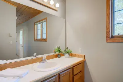 Private en-suite bathroom in the primary bedroom 
