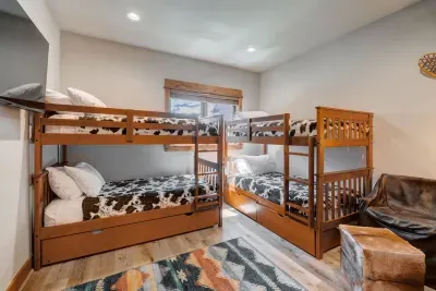 Bunk Room: Fun-filled retreat with rustic decor and stunning mountain views for all ages!