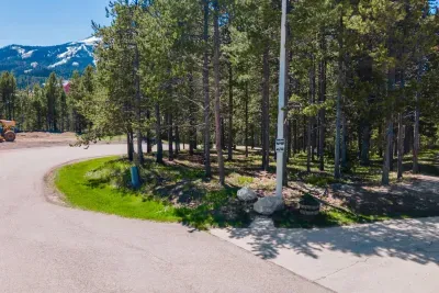 2 minute walk to the ski shuttle!