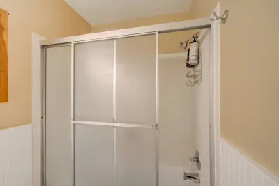 2nd bedroom shower
