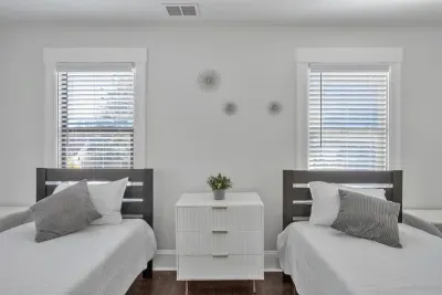 Bay-Area Escape w/ Driveway Parking – Sleeps 8
