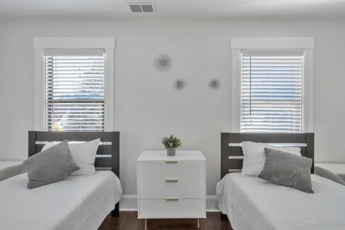 Bay-Area Escape w/ Driveway Parking – Sleeps 8 - image 37 of 40