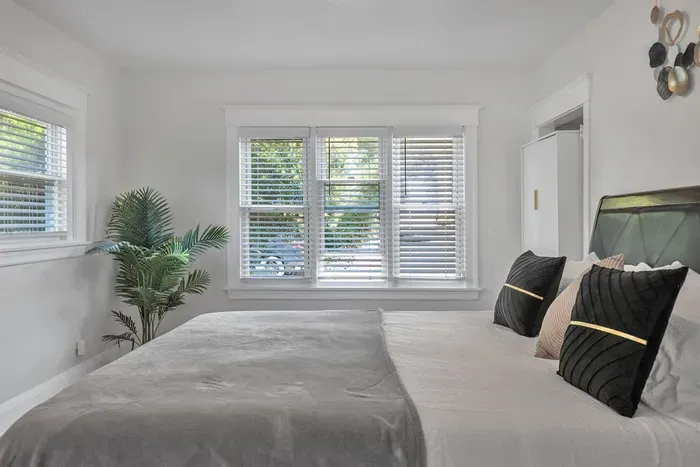 Bay-Area Escape w/ Driveway Parking – Sleeps 8 - image 32 of 40