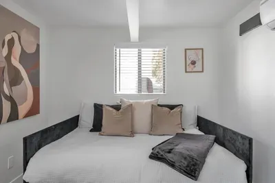 Bay-Area Escape w/ Driveway Parking – Sleeps 8