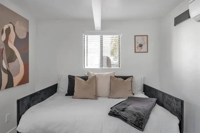 Bay-Area Escape w/ Driveway Parking – Sleeps 8 - image 22 of 40