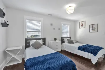 Bay-Area Escape w/ Driveway Parking – Sleeps 8