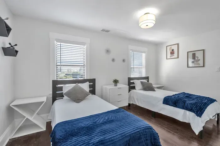 Bay-Area Escape w/ Driveway Parking – Sleeps 8 - image 35 of 40