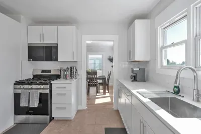 Bay-Area Escape w/ Driveway Parking – Sleeps 8
