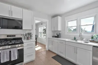 Bay-Area Escape w/ Driveway Parking – Sleeps 8