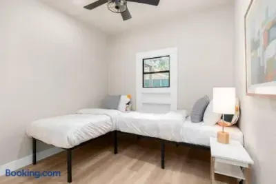 N Lee - ENTIRE HOME - image 32 of 34