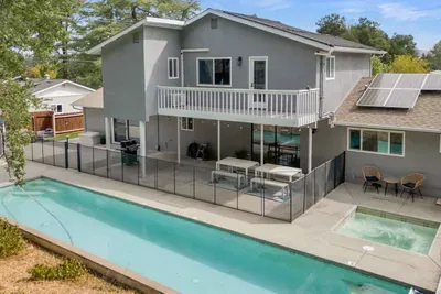 Pool / Hot Tub