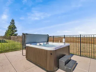 Hot tub for up to 7 guests at a time.