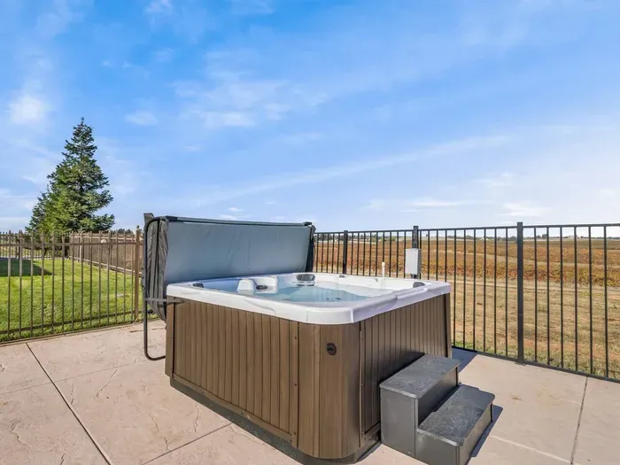Hot tub for up to 7 guests at a time.
