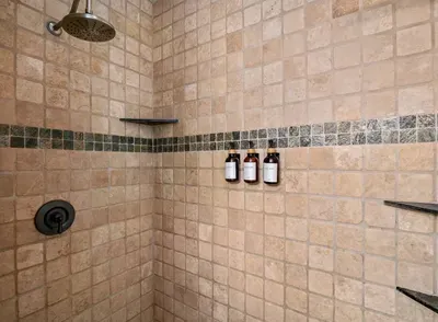 Upstairs Full Bathroom