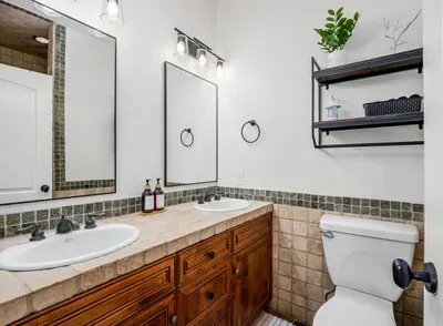 Upstairs Full Bathroom