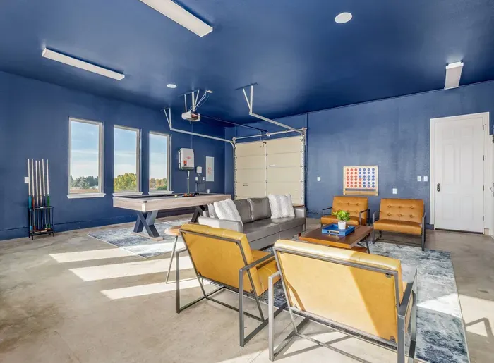 Game Room - Pool Table, Connect 4, TV and Lounge Area