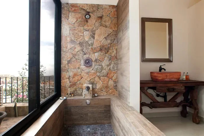 bath & shower master bedroom 2