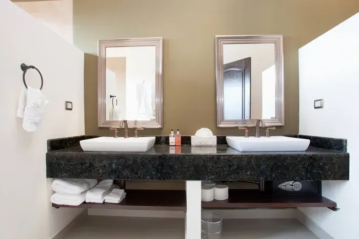 Main master double sink / vanity / safety box