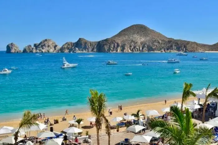 La playa principal de Cabo está a pocos pasos de nuestro condo.