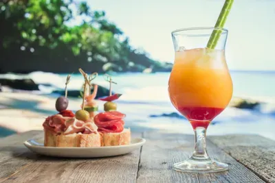 refreshing-drink-and-appetizers-on-tropical-beach luxury vacations retreat luxuryvacationsretreat