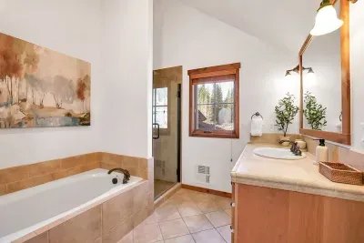 Spa-Like Serenity: Indulge in the ensuite bathroom’s spacious soaker tub and walk-in shower, designed for relaxation and rejuvenation. 🛀🚿