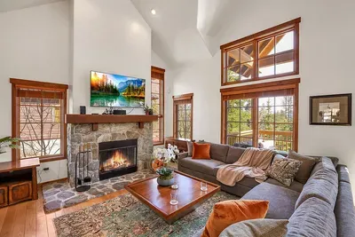 Cozy Evenings Await: Snuggle up by the wood-burning fireplace after a day of adventure. Perfect for relaxing with a book or share stories from your day! 📚🔥 Ready to unwind?