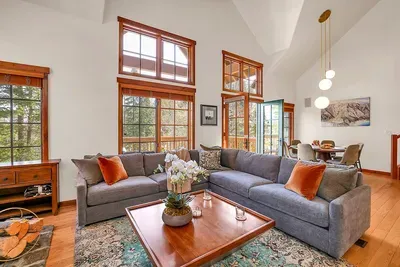 Modern Mountain Charm: Newly redecorated with contemporary furniture, the living room blends style with rustic comfort, making it your ideal mountain retreat. 🏔️🛋️