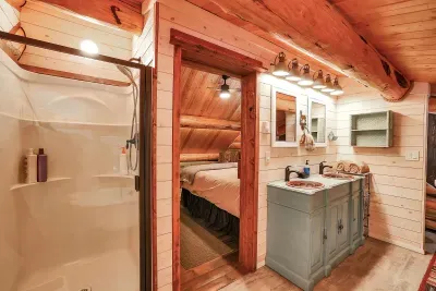 The ensuite is unfussy and clean—hot shower, soft towels, and a spot to rinse off lake days and trail dust before turning in