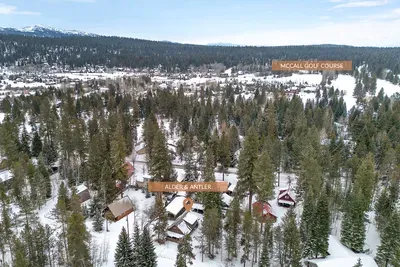 Trail mornings are easy here: roll out of the cabin and be at Ponderosa’s pine‑lined paths and viewpoints in just a short drive