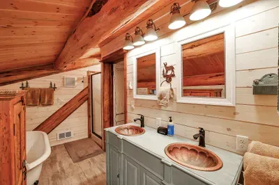 The ensuite keeps to the Alder & Antler promise—rustic charm, just the good stuff: hot water, clean finishes, and a place to exhale. Soak in the claw foot tub or relax in the walk-in shower