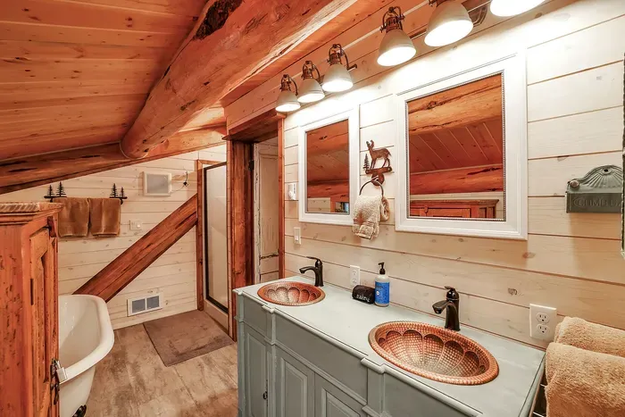 The ensuite keeps to the Alder & Antler promise—rustic charm, just the good stuff: hot water, clean finishes, and a place to exhale. Soak in the claw foot tub or relax in the walk-in shower