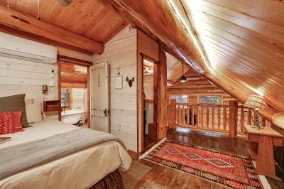 The king loft at Alder & Antler feels like a perch in the rafters—warm wood, soft light, and a comfy bed. With the loft open to the living room below, it’s full of charm—just remember sound and light travel like they do in an old-schol cabin