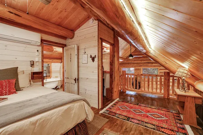 The king loft at Alder & Antler feels like a perch in the rafters—warm wood, soft light, and a comfy bed. With the loft open to the living room below, it’s full of charm—just remember sound and light travel like they do in an old-schol cabin