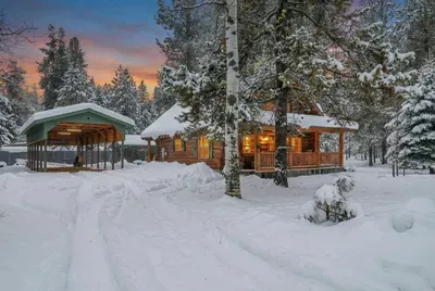 Alder & Antler: a 2020‑built log cabin tucked under the pines, minutes from Payette lake, Ponderosa Park, and downtown. Enjoy 48'x18' of covered parking (plenty of room for toys), two covered porches, a covered patio, and Airstream hookups