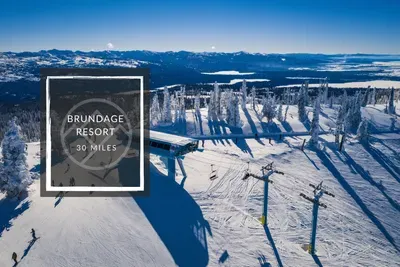 Enjoy the best of both worlds with skiing at two amazing resorts! Brundage Mountain Resort is just 30 minutes away from Tamarack Resort, giving you even more options for your winter adventures! ⛷️❄️